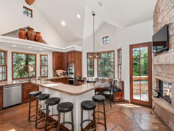 Luxurious Ski-in/ Ski-out Vacation Home - Family-Friendly Retreat